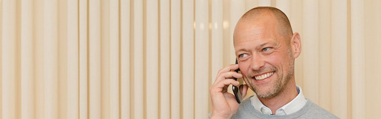 Företagsrådgivare som pratar i telefon