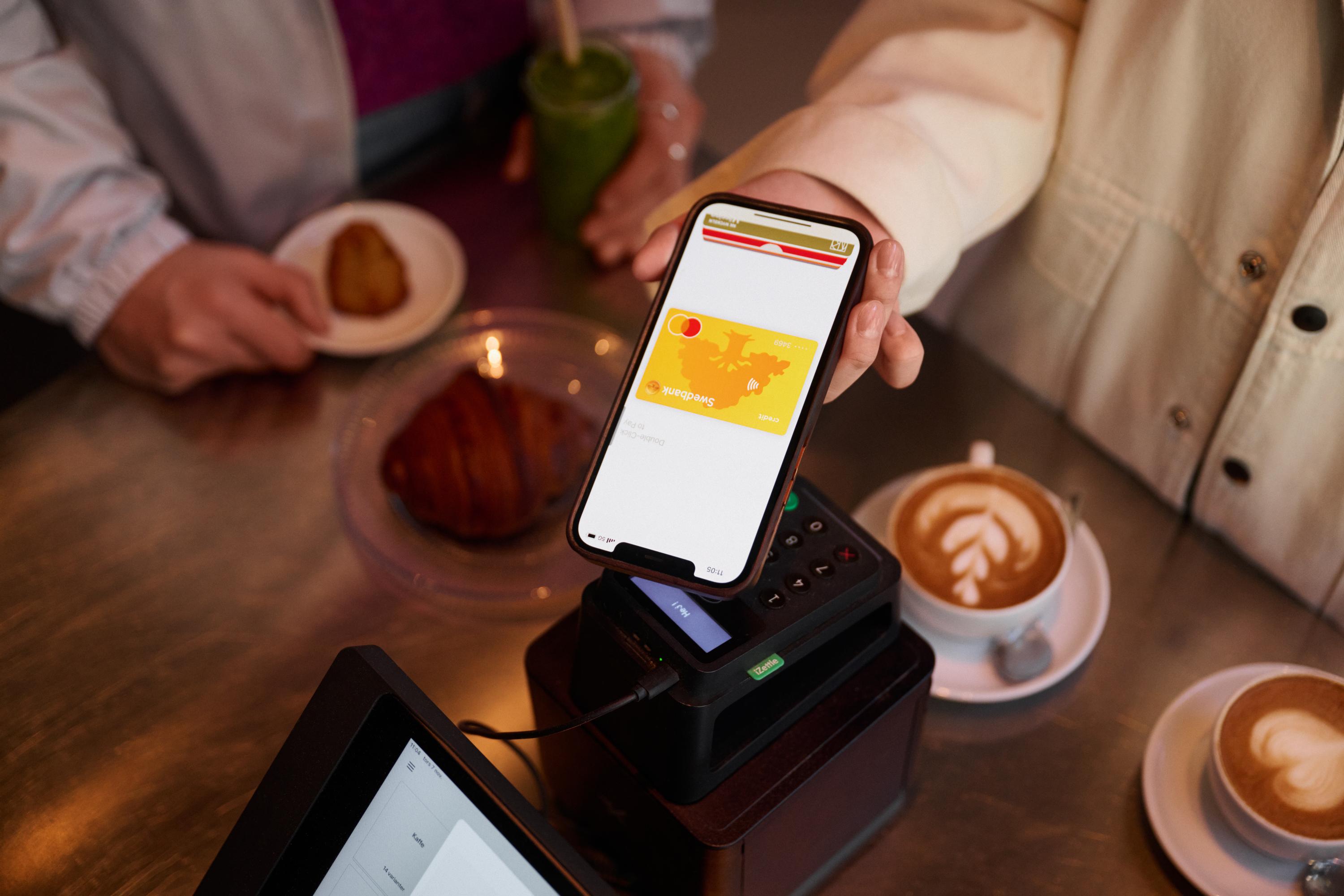 Person som betalar med sin mobil