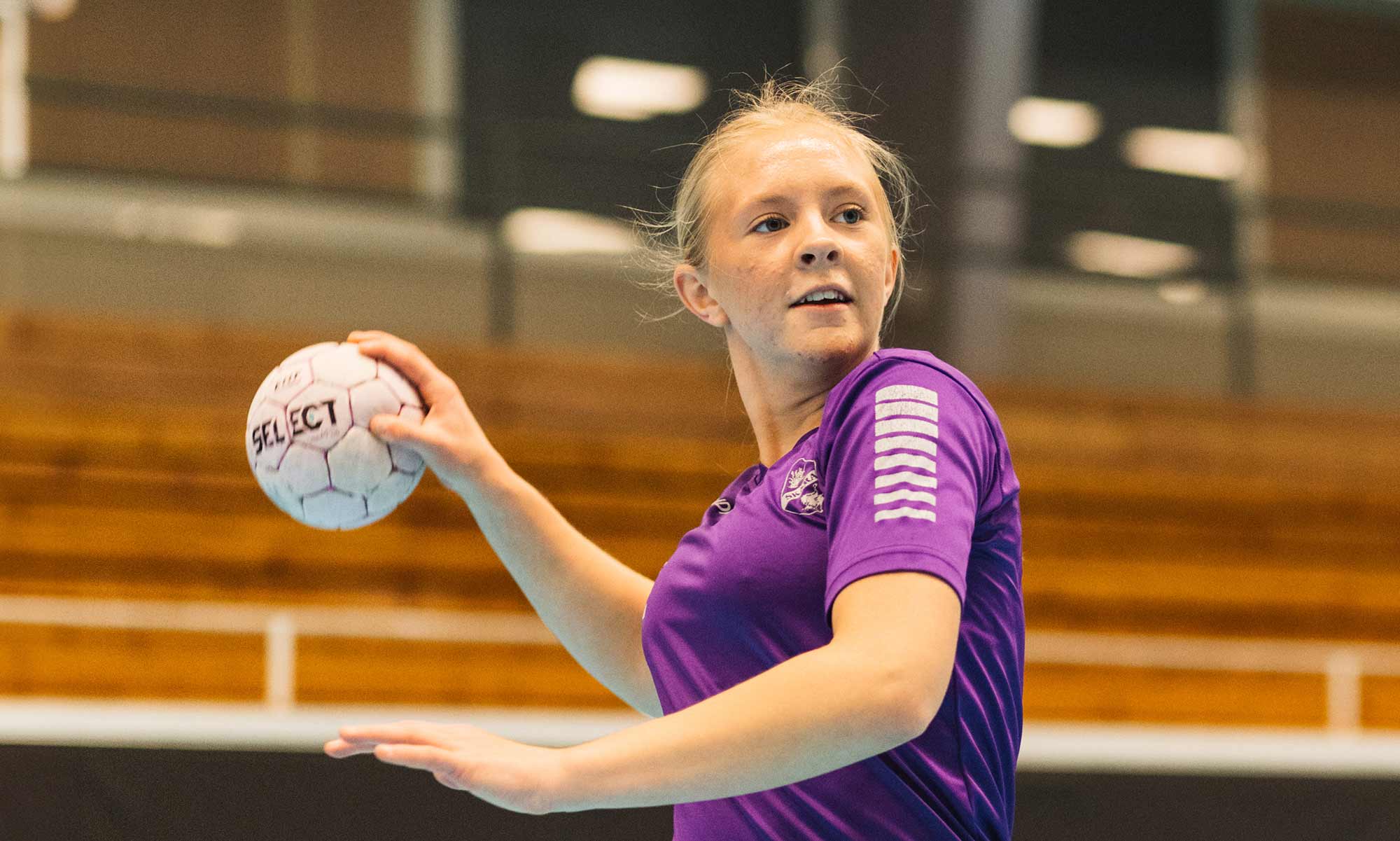 Kvinna som spelar handboll