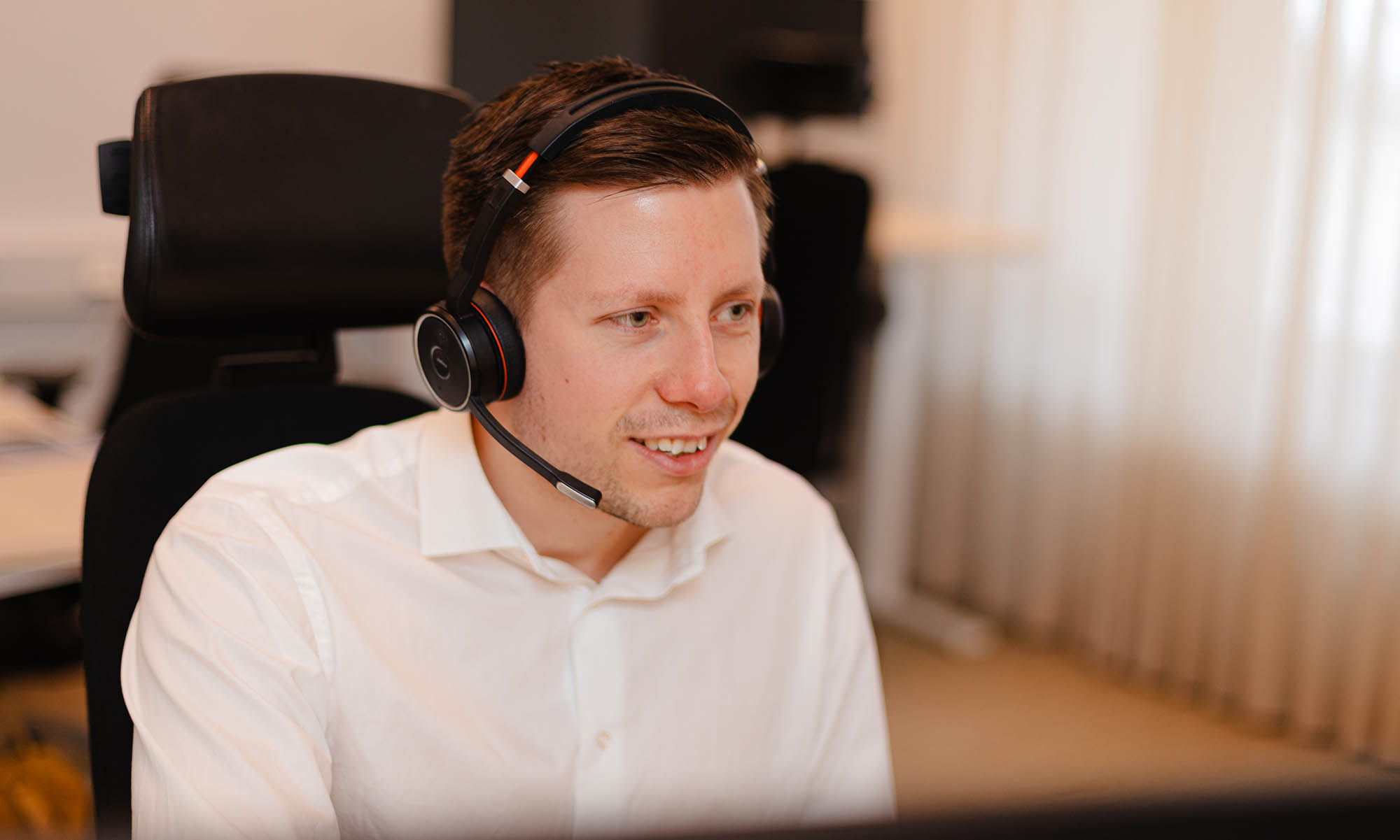 Rådgivare med headset talar i telefon