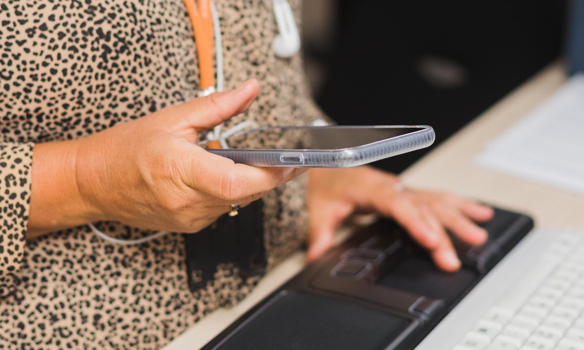 Kvinna som spelar handboll